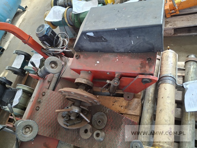 Wyposażenie warsztatowe - pakiet zawierający 10 poz. asort. (wg oddzielnego wykazu), w tym m.in.: agregat sprężarkowy, montażownica BOXER KING 100, wiertarka stołowa, urządzenia rolkowe RH-30E itp. 